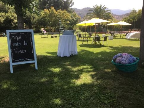 Pizarra de bienvenida a una fiesta en el prado