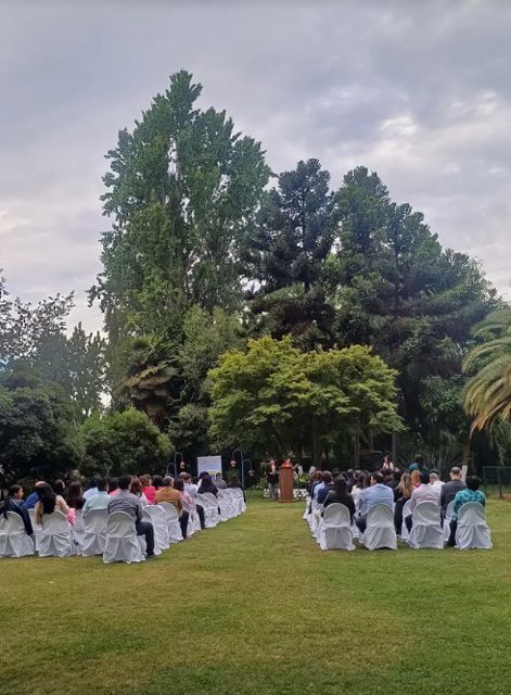 Ceremonia al aire libre en el prado de Correaguas