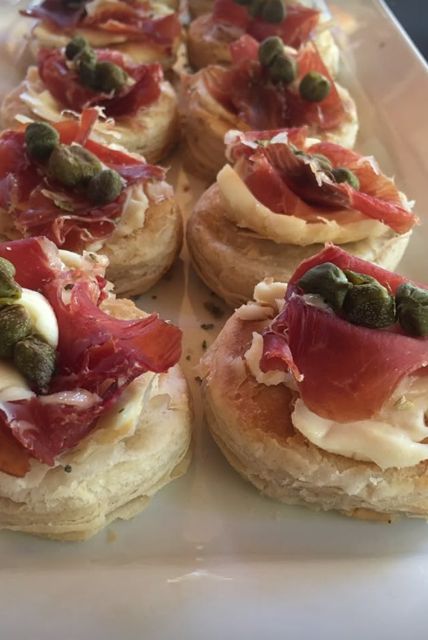 Volovanes con jamón serrano y alcaparras