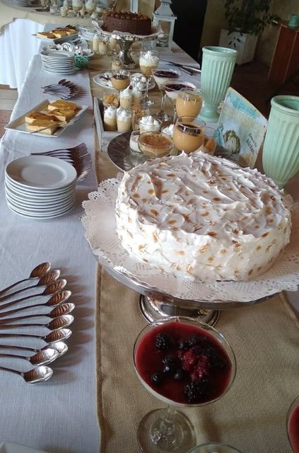 Mesa de postres con torta de merengue