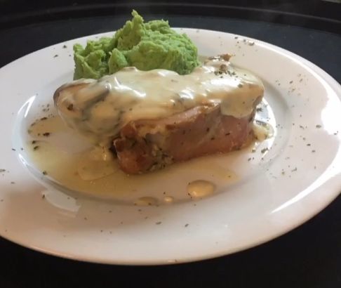 Plato de fondo con salsa y puré